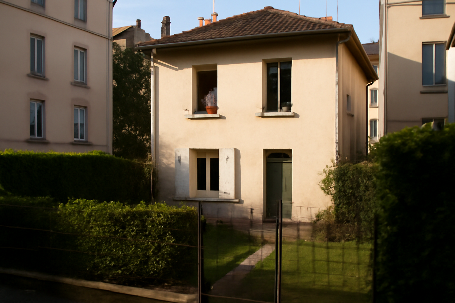 Maison avec petit jardin urbain à Lyon, vérification de l’orientation et du vis-à-vis depuis la rue